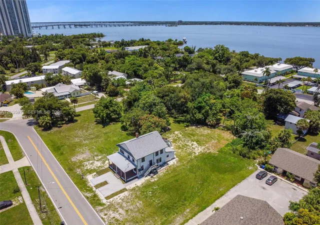 Homes for sale in Fort Myers, FL | 3221 Edgewood, Fort Myers, FL 33916 | MLS# A12035977