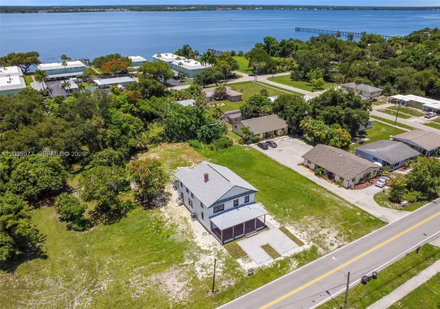 Homes for sale in Fort Myers, FL | 3221 Edgewood, Fort Myers, FL 33916 | MLS# A12035977