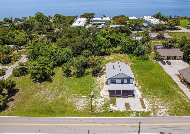 Homes for sale in Fort Myers, FL | 3221 Edgewood, Fort Myers, FL 33916 | MLS# A12035977