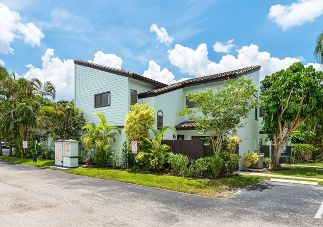 Photo 2 of Townhouse for sale at 22300 Pineapple Walk Dr, Boca Raton, FL 33433 | MLS# B26040199 | Listing updated on 2026-09-28