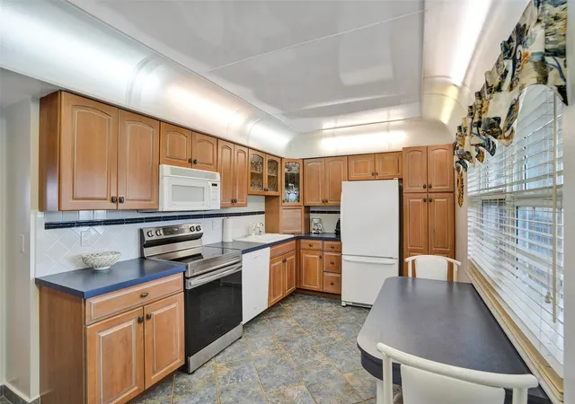 Listing Photo 4 - Condo for sale in building located at 2900 N Crse Dr, Pompano Beach, FL 33069 - Unit #602