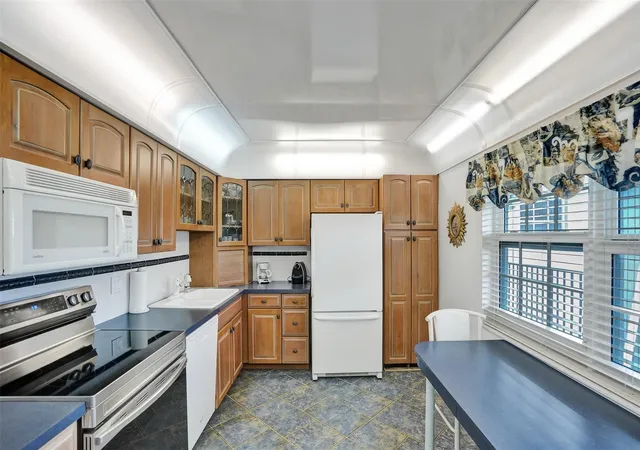 Listing Photo 5 - Condo for sale in building located at 2900 N Crse Dr, Pompano Beach, FL 33069 - Unit #602