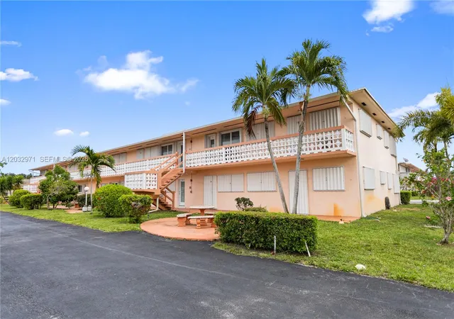 2nd image of 725 Sw 11Th Ave, Hallandale Beach, FL 33009