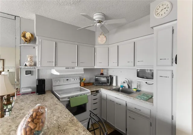 2nd image of 725 Sw 11th Ave #12, Hallandale Beach, FL 33009 | MLS# A12032971
