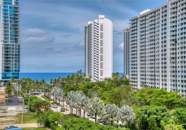 3rd image of 231 174Th St, Miami, FL 33160