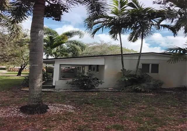 2nd image of 911 W Country Club Cir, Plantation, FL 33317 | MLS# A12036638