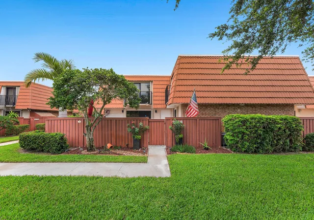 Photo 1 of Townhouse for sale at 2818 Waterford Dr N, Deerfield Beach, FL 33442 | MLS# B26040806 | Listing updated on 2026-10-01
