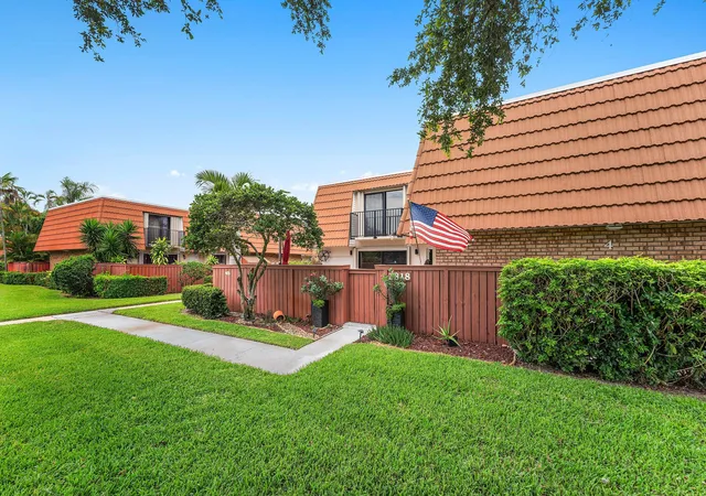 Photo 2 of Townhouse for sale at 2818 Waterford Dr N, Deerfield Beach, FL 33442 | MLS# B26040806 | Listing updated on 2026-10-01