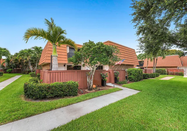 Photo 3 of Townhouse for sale at 2818 Waterford Dr N, Deerfield Beach, FL 33442 | MLS# B26040806 | Listing updated on 2026-10-01