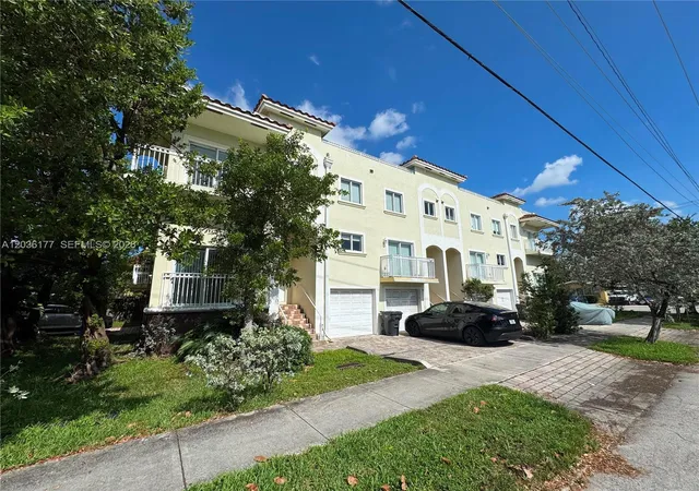 1st image of 820 N 17th Ave, Hollywood, FL 33020 | MLS# A12036177