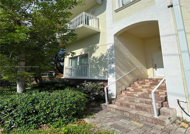2nd image of 820 N 17th Ave, Hollywood, FL 33020 | MLS# A12036177