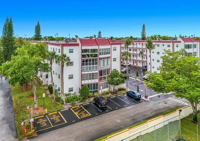 Listing Photo 4 - Condo for sale in building located at 4270 Nw 40Th St, Lauderdale Lakes, FL 33319 - Unit #401