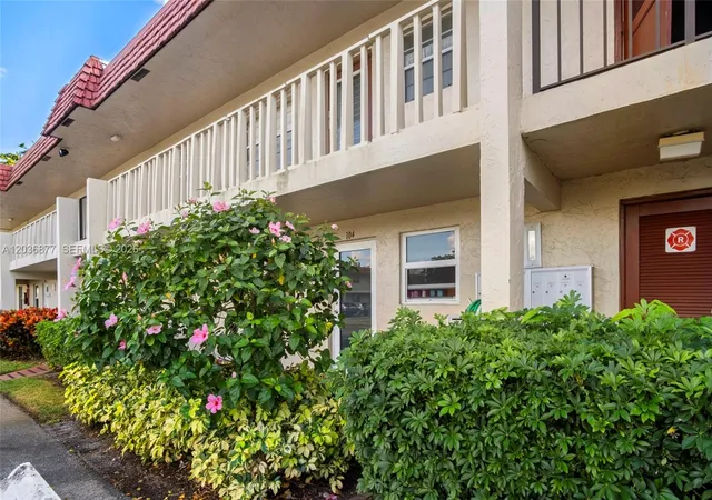 2nd image of 19 Abbey Ln, Delray Beach, FL 33446