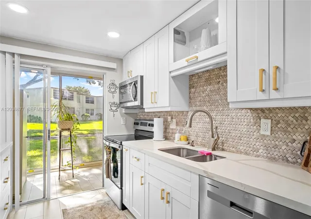 2nd image of 19 Abbey Ln #104, Delray Beach, FL 33446 | MLS# A12036877
