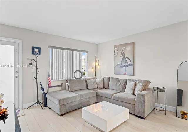 4th image of 19 Abbey Ln #104, Delray Beach, FL 33446 | MLS# A12036877