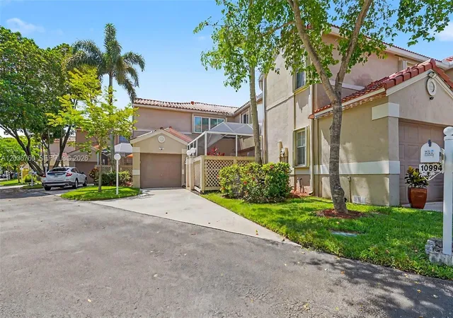 4th image of 10994 Neptune Dr, Hollywood, FL 33026 | MLS# A12036760
