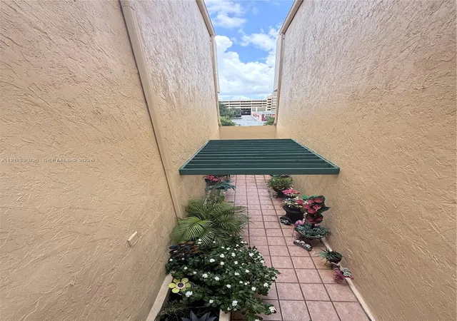 4th image of 1975 W 44Th Pl, Hialeah, FL 33012