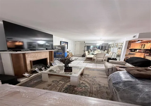 5th image of 1975 W 44Th Pl, Hialeah, FL 33012