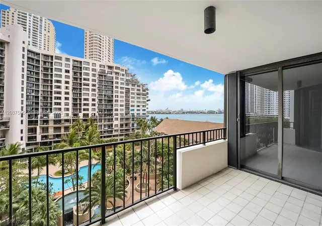 3rd image of 520 Brickell Key Dr #A802, Miami, FL 33131 | MLS# A12037505