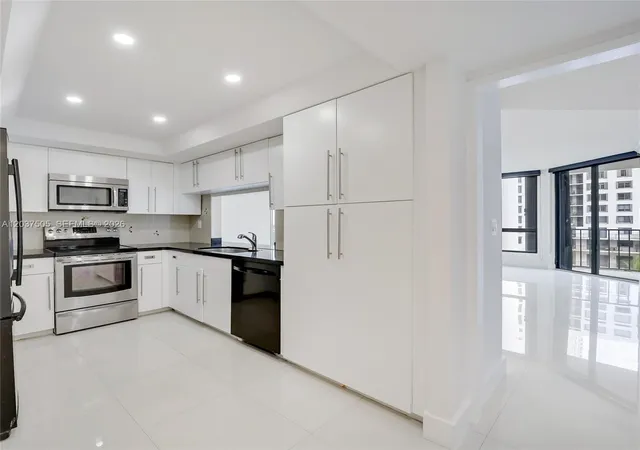 5th image of 520 Brickell Key Dr #A802, Miami, FL 33131 | MLS# A12037505