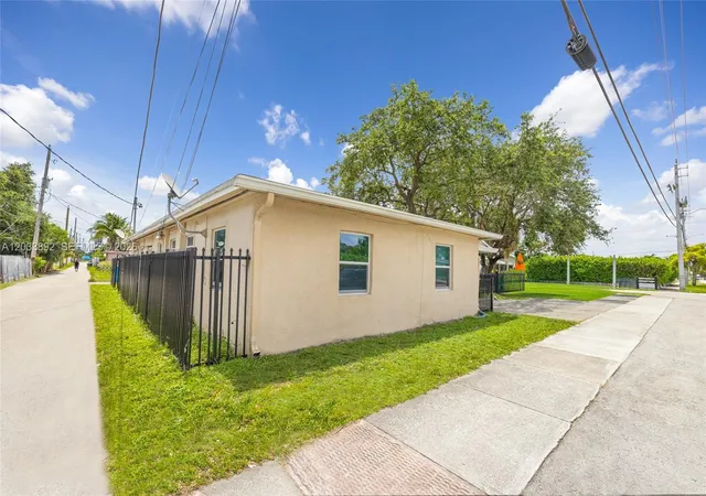 3rd image of 2247 Simms St, Hollywood, FL 33020 | MLS# A12033892