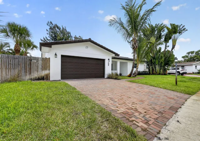 3rd image of 1408 Cochran Dr, Lake Worth Beach, FL 33461 | MLS# B26041534