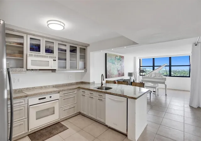 5th image of 2555 Collins Ave #1508, Miami Beach, FL 33140 | MLS# A12036735