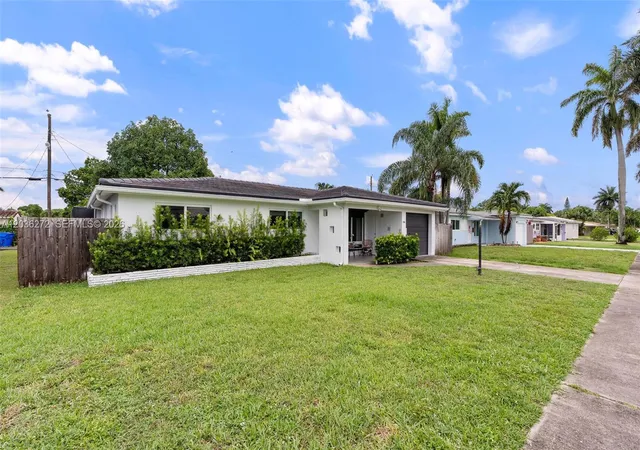 2nd image of 706 N 32nd Ct, Hollywood, FL 33021 | MLS# A12036272