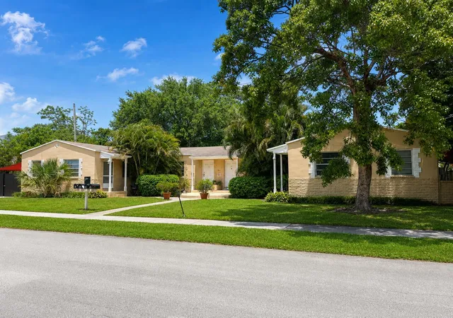 Photo 3 of Multi family home for sale at 916 Sw 8th Avenue #1-4, Fort Lauderdale, FL 33315 | MLS# B26041790 | Listing updated on 2026-10-08