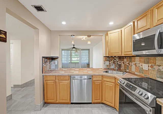 Homes for sale in Tamarac, FL | 8301 Sands Pt Blvd, Tamarac, FL 33321