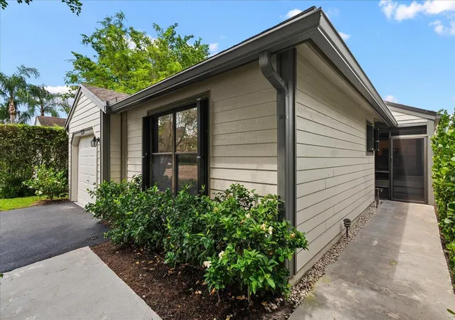 Photo 3 of Single family home for sale at 13371 Bedford Mews Ct, Wellington, FL 33414 | MLS# B26042031 | Listing updated on 2026-10-04