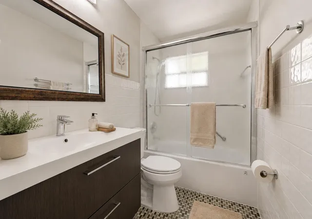Listing Photo 5 - Condo for sale in building located at 905 Ne 28Th St, Wilton Manors, FL 33334 - Unit #206