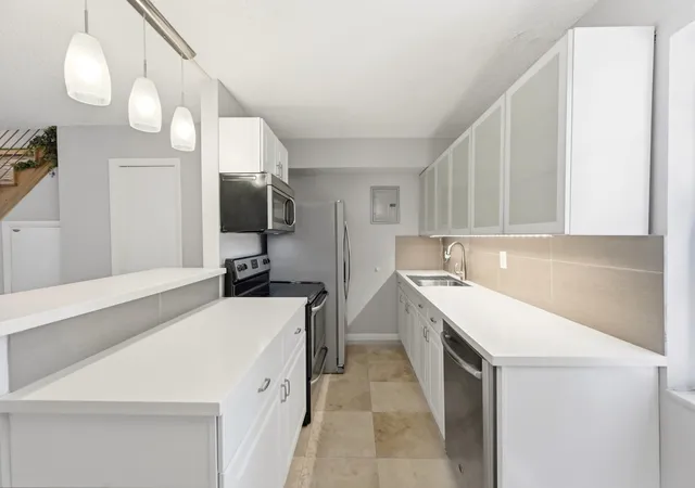 Listing Photo 4 - Condo for sale in building located at 905 Ne 28Th St, Wilton Manors, FL 33334 - Unit #206