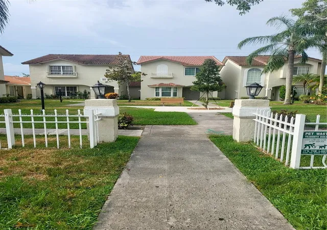 3rd image of 10877 Nw 8Th St, Pembroke Pines, FL 33026 | MLS# A12038610