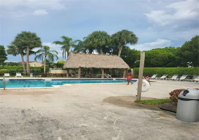 41st image of 10877 Nw 8th St, Pembroke Pines, FL 33026 | MLS# A12038610