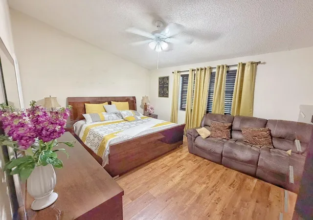 4th image of 10877 Nw 8Th St, Pembroke Pines, FL 33026 | MLS# A12038610