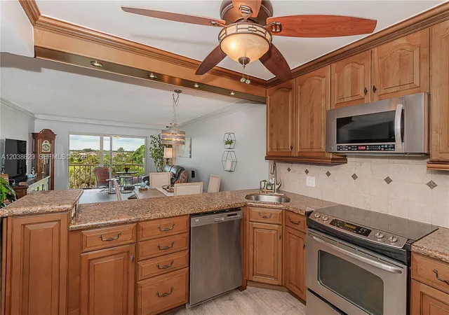 3rd image of 4800 Hillcrest Ln 501, Hollywood, FL 33021