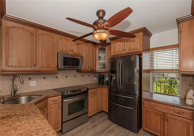 4th image of 4800 Hillcrest Ln 501, Hollywood, FL 33021