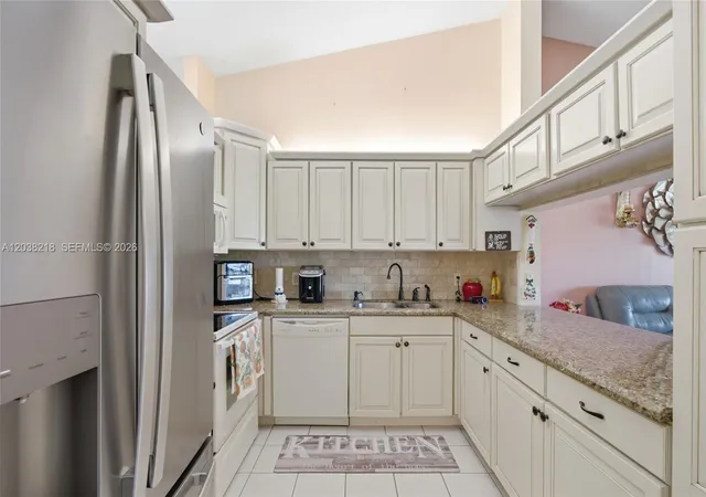 2nd image of 104 Freedom Ct #104, Deerfield Beach, FL 33442 | MLS# A12038218