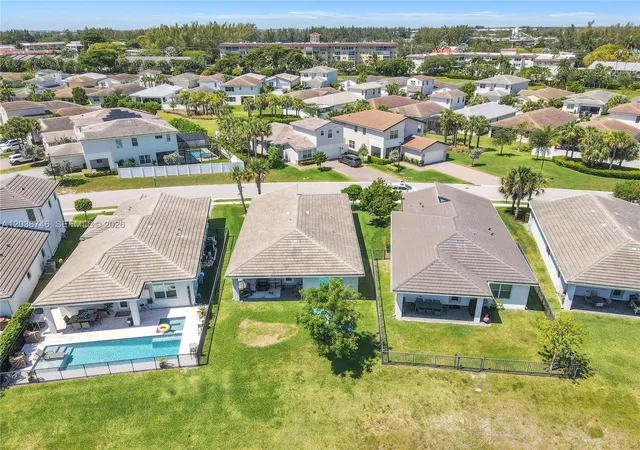 4th image of 4242 Rosa Dr, Deerfield Beach, FL 33064 | MLS# A12038746