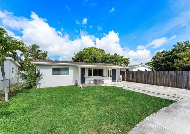 Photo 3 of Single family home for sale at 707 S Broadway, Lantana, FL 33462 | MLS# B26042213 | Listing updated on 2026-09-23