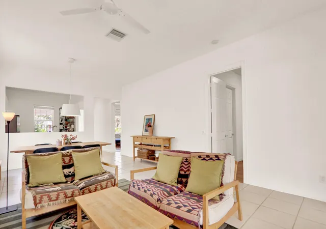 4th image of 216 Juniper Wy, Jupiter, FL 33458 | MLS# B26042326