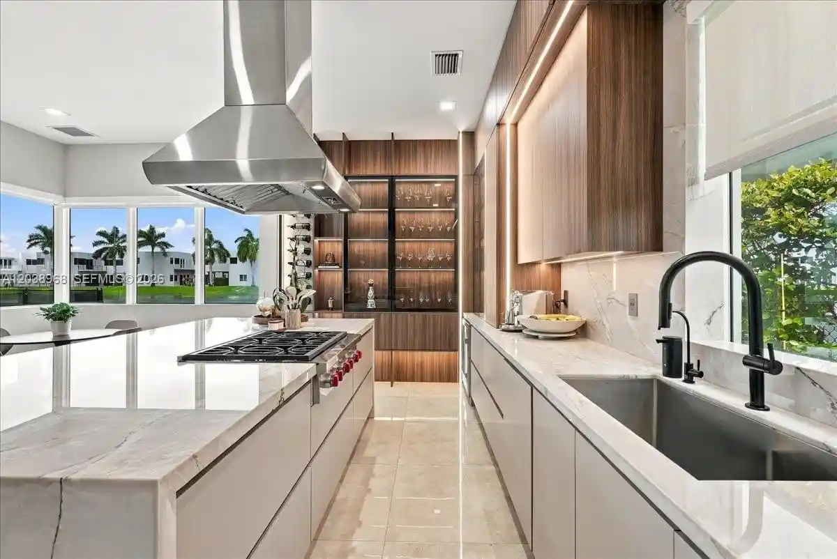 Single family home for sale at 10261 NW 74th Terrace, Doral, FL 33178 | MLS# A12038968
