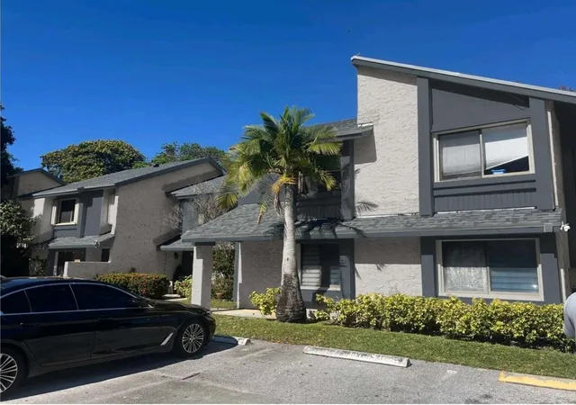Photo 2 of Townhouse for sale at 124 Wimbledon Lake Dr, Plantation, FL 33324 | MLS# B26042528 | Listing updated on 2026-09-23