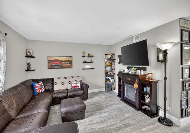 Photo 4 of Townhouse for sale at 124 Wimbledon Lake Dr, Plantation, FL 33324 | MLS# B26042528 | Listing updated on 2026-09-23