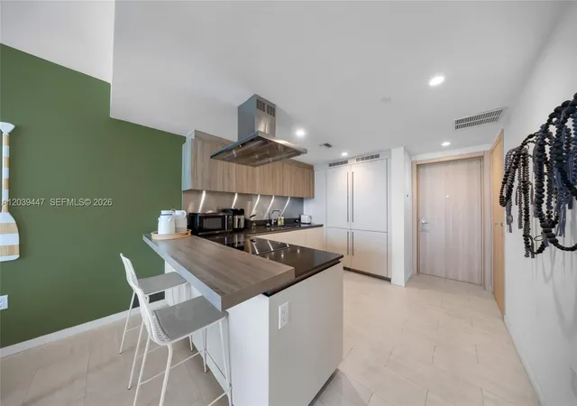 3rd image of 1000 Brickell Plz #4704, Miami, FL 33131 | MLS# A12039447