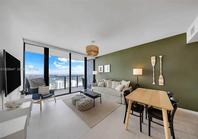 4th image of 1000 Brickell Plz #4704, Miami, FL 33131 | MLS# A12039447