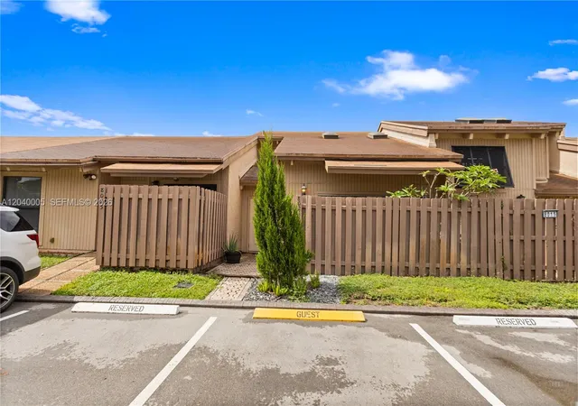 2nd image of 8021 Sw 21st Ct, Davie, FL 33324 | MLS# A12040005