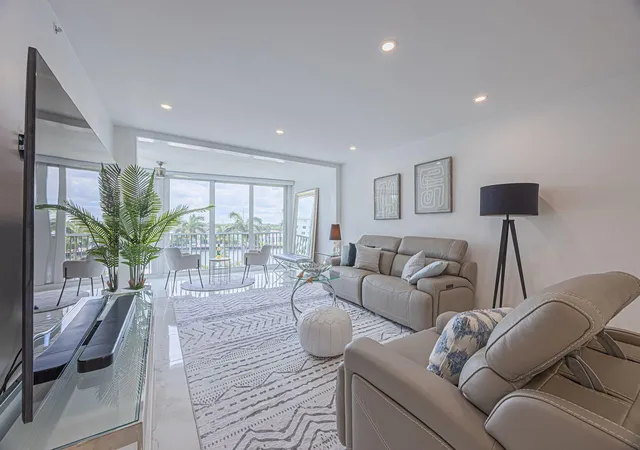 Listing Photo 4 - Condo for sale in building located at 3224 S Ocean Blvd, Highland Beach, FL 33487 - Unit #612b