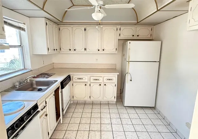 4th image of 417 Sw Natura Ave #A, Deerfield Beach, FL 33441 | MLS# A12038498